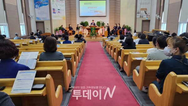 포항 늘푸른교회(위임목사 김해룡)는 교회 본당에서 감사예배와 임직식을 개최했다.