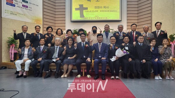 30주년 기념예배와 임직예식에 참여한 목사님들과 은퇴 임직자들