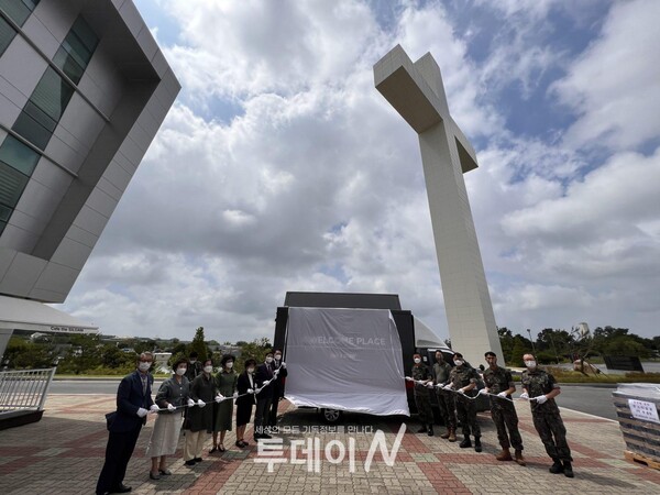한국군선교연합회 대경지회와 총회군선교회 대구지회가 육군훈련소 연무대군인교회에 훈련병 응원 스튜디오 기증식을 가지고 있다. 