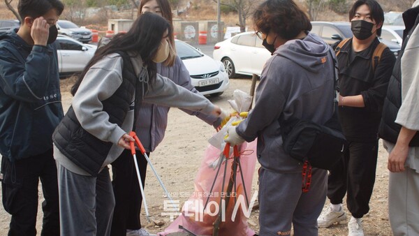 예수방향 선교회가 대구 지역에서 쓰레기를 줍는 플로깅 캠페인을 벌이고 있다.