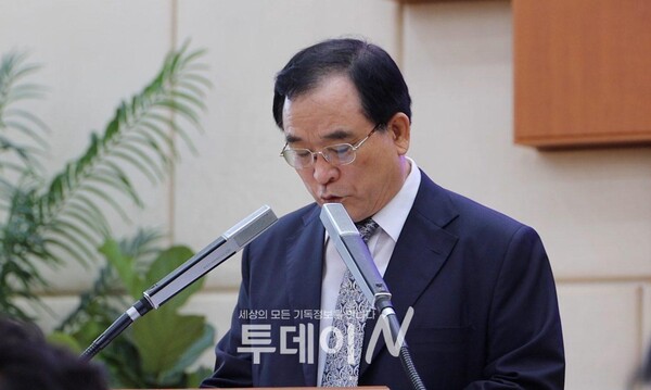 1부 예배 사회를 맡은 전남출산운동본부 총재 김운태 목사(목포 상락교회)