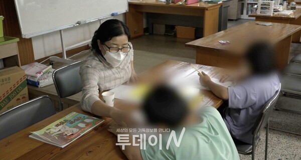 바울교회가 운영하는 지역아동센터에서 탈북 중도입국 학생들이 수업을 듣고 있다.