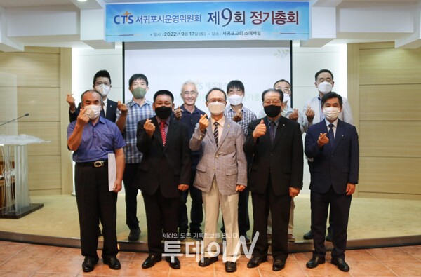정기총회에 참석한 회원들의 단체사진.