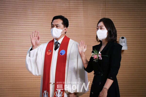 김종경 담임목사와 사모가 취임서약을 하고있다.