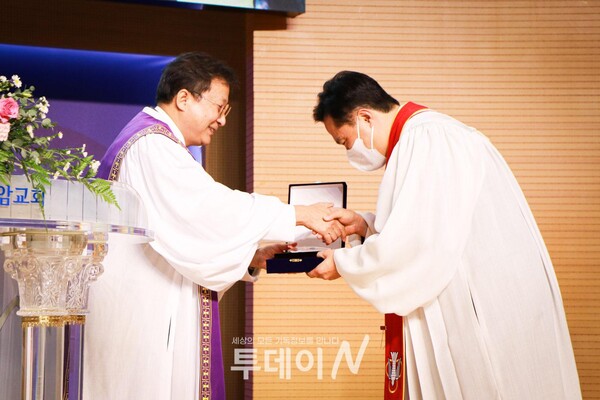 충북노회장 함철우 목사가 김종경 목사에게 취임패를 전달하고 있다.