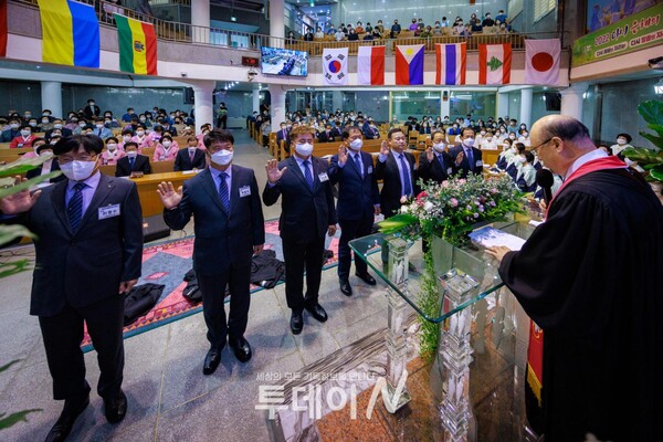 지난 2일 남원중앙교회가 창립 70주년을 기념해 감사예배 및 임직식을 가졌다. 임직식에서 장로와 명예장로 임직자들이 서약을 진행하고 있다.