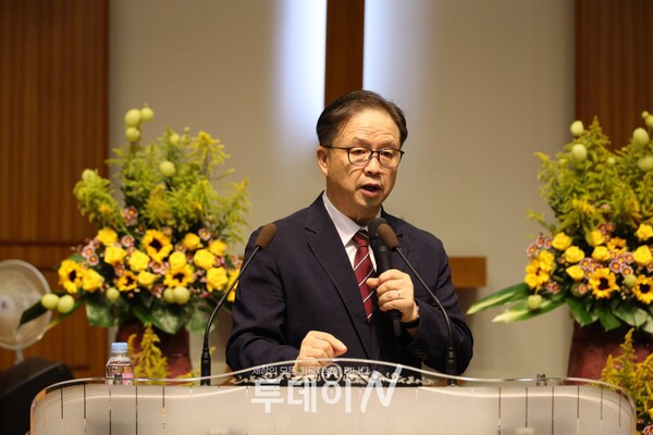 부산 장신대 교수로 현대종교 이사장인 탁지일 교수