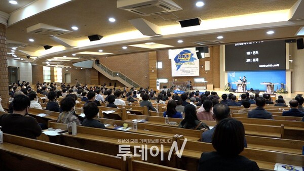 '관계전도 비전과 전략'이라는 제목으로 강의를 전하고 있는 JUF전도위원장 김한원 목사.