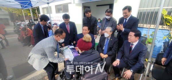 김경식 목사가 관내 장애우에게 쌀을 전달하고 있다. @출처=임마누엘복지재단