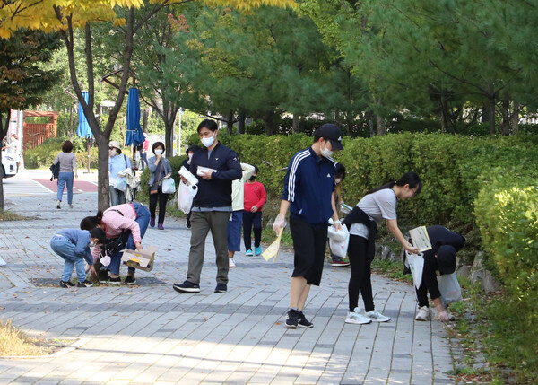 걷기 축제에 참가한 주민들이 지역을 걸으며, 쓰레기를 줍는 플로깅 캠페인에 동참하고 있다. @출처=인천 영복교회