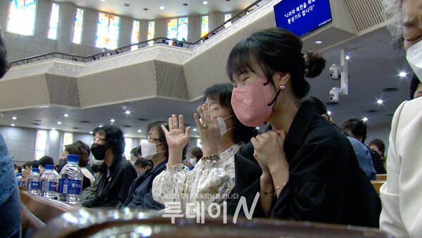 대구 마마클럽 기도회에 참석한 어머니들이 뜨겁게 기도하고 있다.