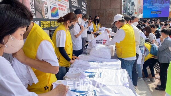 대구, 경북 교계 30개 교회 2,500여 명이 ‘아빠엄마사랑해요’와 ‘퀴어반대’라는 문구가 쓰인 티셔츠를 입고 참여하고 있다.