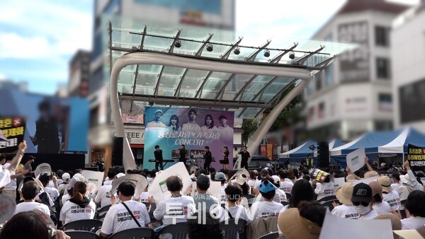 5인조 혼성 아카펠라그룹 두왑사운즈가 콘서트를 진행하고 있다.