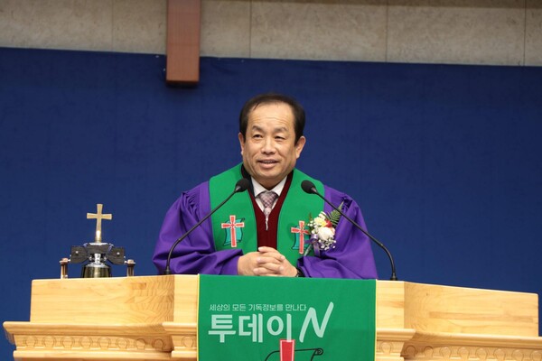 설교를 전하고 있는 충청노회 노회장 방승필 목사
