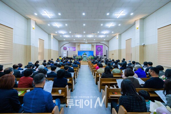 지난 5일 전주 재언교회 예배당에서 위임 및 임직식이 진행되고 있다.