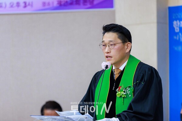 지난 5일 열린 재언교회 위임 및 임직식에서 위임식을 마친 김규배 목사가 답사하고 있다.