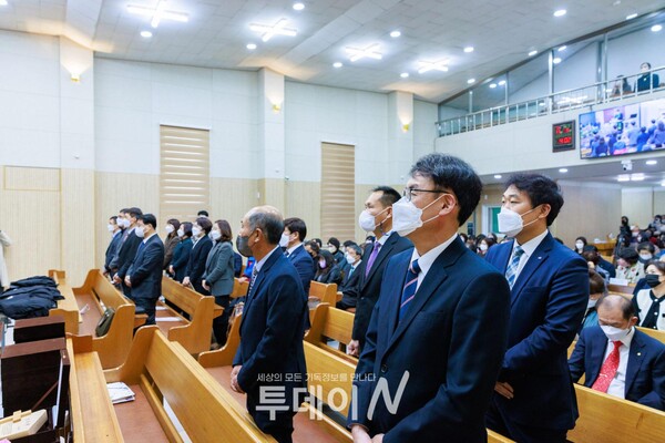 지난 5일 열린 재언교회 위임 및 임직식에서 장로·안수집사·권사·명예권사 임직자들이 임직서약을 하고 있다.