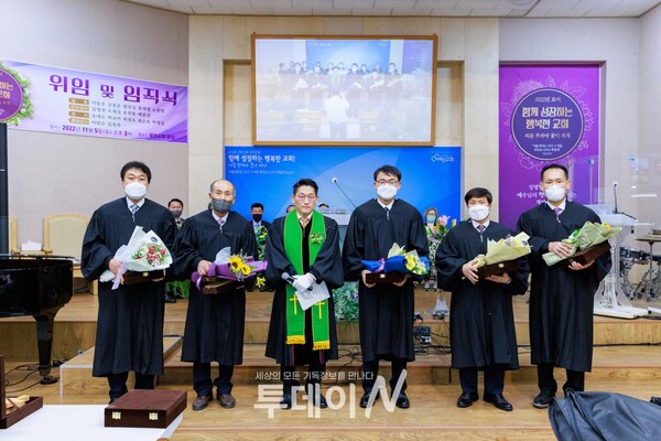 지난 5일 열린 재언교회 위임 및 임직식에서 김규배 목사와 장로로 장립된 5명의 임직자들이 가운을 착의하고 기념사진을 촬영하고 있다.