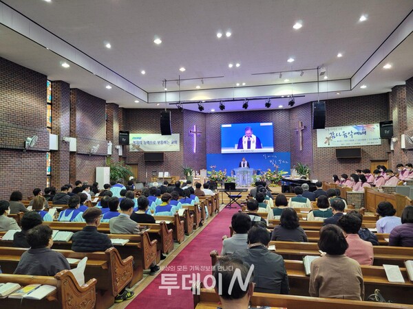 제주화북교회는 창립 70주년 기념 감사 음악예배를 20일 개최했다.