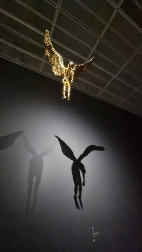 전시장 천장에 매달려 있는 배의 앞부분을 장식하는 천사 모형