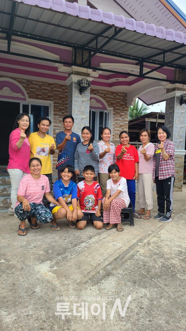 방문팀과 워라차이(왼쪽에서 두번째 노란색 옷)씨 가족과 함께 찍은 단체사진 @출처=성남아시아교회