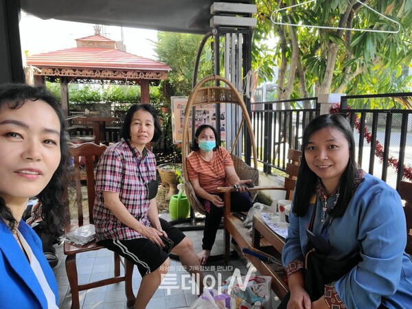 여자쉼터에서 지대고 있는 뱅씨의 친언니(맨 오른쪽)와의 만남 @출처=성남아시아교회