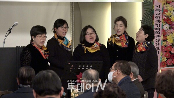 부산침례교목회자연합회가 개최한 신년하례회에서 새부산지방회사모회가 특송하고 있다.