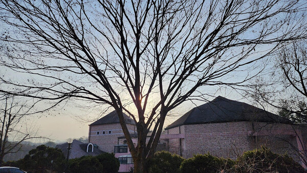아침 햇살이 비취는 에스라성경대학원대학교 본관전경