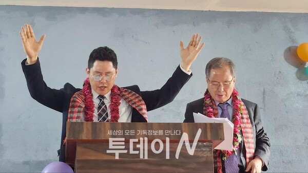 (좌)대구제일교회 양인모 목사 (우)통역 김정근 박사