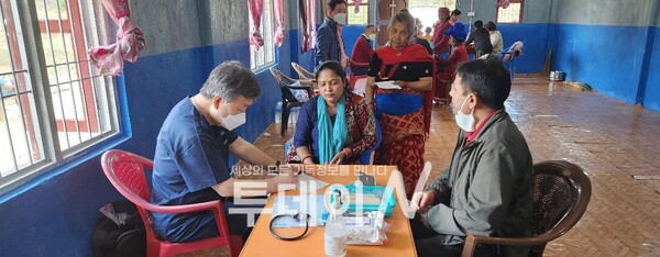 2023 대구제일교회 네팔 단기선교팀이 밀알장애인학교 의료선교 봉사에 나서고 있다.
