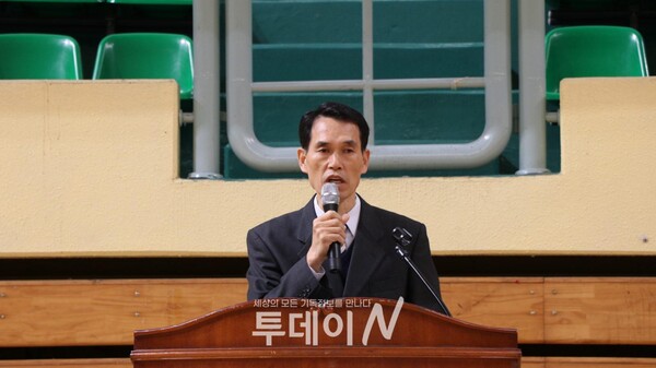 말씀을 전하는 노회장 박영수 목사(안강예일교회)