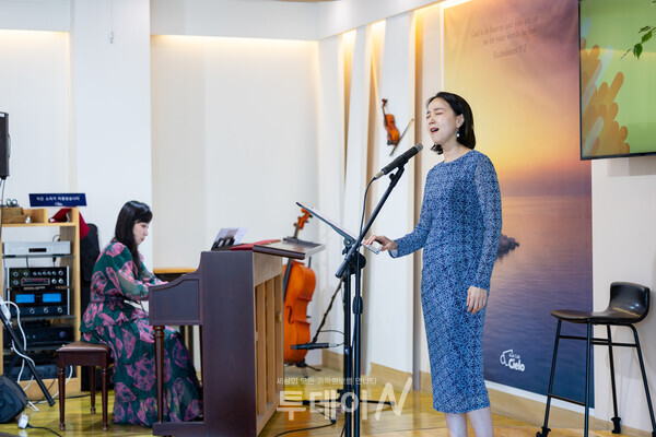 9일 전주신일교회(담임목사 유정인)에서 열린 ‘새참음악회’에서 메조소프라노 이주영과 피아니스트 조수진이 공연을 선보이고 있다.