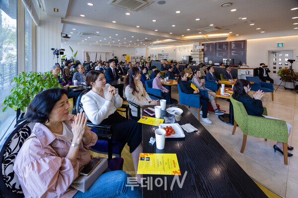 9일 전주신일교회(담임목사 유정인)에서 열린 ‘새참음악회’에 참석한 성도들과 지역 주민들이 공연에 호응하고 있다. 