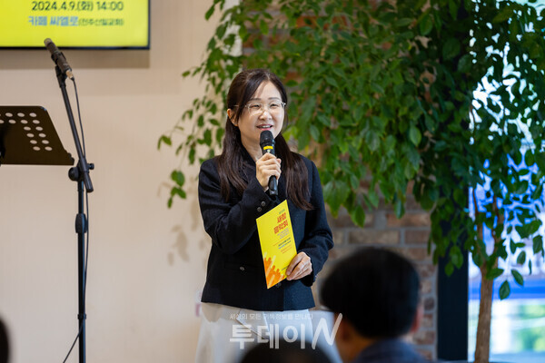 9일 전주신일교회(담임목사 유정인)에서 열린 ‘새참음악회’에서 예장(통합) 총회문화법인 사무총장 손은희 목사가 인사하고 있다.