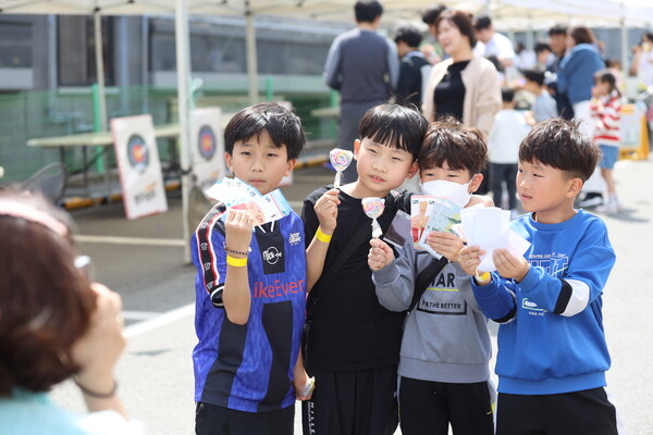 지난 11일 전주신일교회(담임목사 유정인)가 개최한 ‘다음세대 비전축제’에서 아이들이 기념사진을 촬영하고 있다. [사진 출처=전주신일교회]