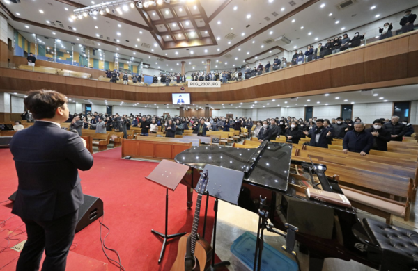 함께 찬양하고 기도하고 있는 금당남부교회 성도들. (자료제공-금당남부교회)