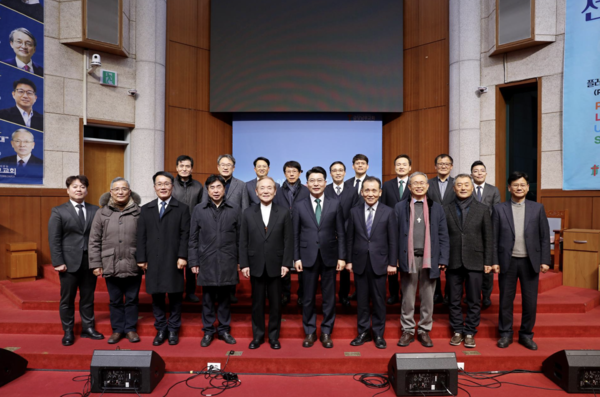 마지막 날 강사로 나선 이성희 목사와 금당남부교회 고창주 목사, 당회원, 교역자들 단체사진. (자료제공-금당남부교회)