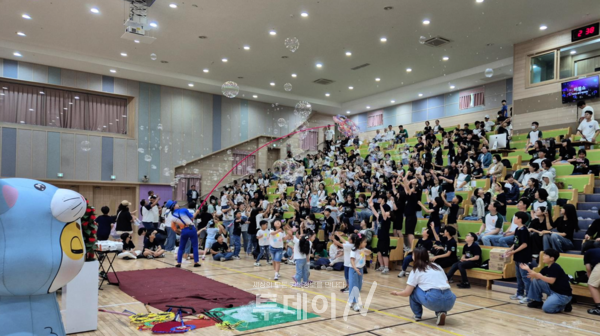 예배를 마친 후, 버블쇼 공연이 진행돼 아이들에게 즐거움을 선사했다. (자료제공-금당남부교회)