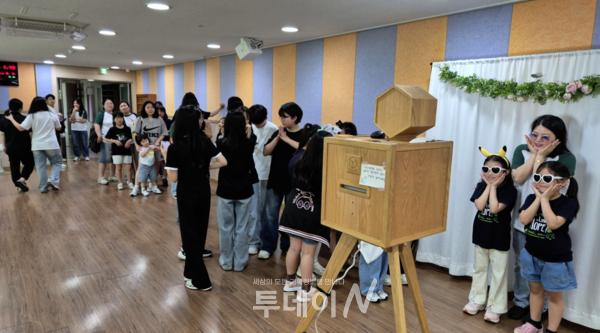 이번 페스티벌에서 인생네컷 촬영 공간을 마련해 다음 세대와 교사들이 함께 사진을 찍으며 추억을 남겼다. (자료제공-금당남부교회)