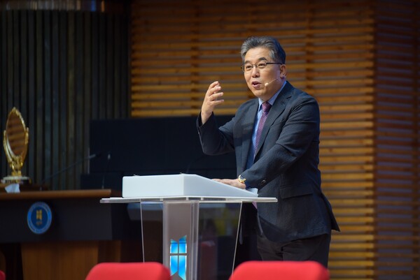 전주 바울교회 신현모 담임목사가 영어 설교를 통해 선교적 비전을 전하고 있다. “이주민은 선교의 대상이자, 우리의 이웃이자 가족입니다”라는 메시지를 전했다. /사진=바울교회
