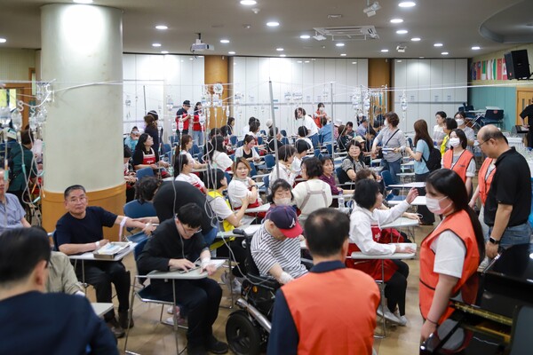 행사장 내 수액 치료 공간에서 외국인 참가자들이 건강 회복을 위해 수액 주사를 받고 있다. 의료사각지대를 보완하는 실질적 의료 지원이 이뤄졌다. /사진=바울교회