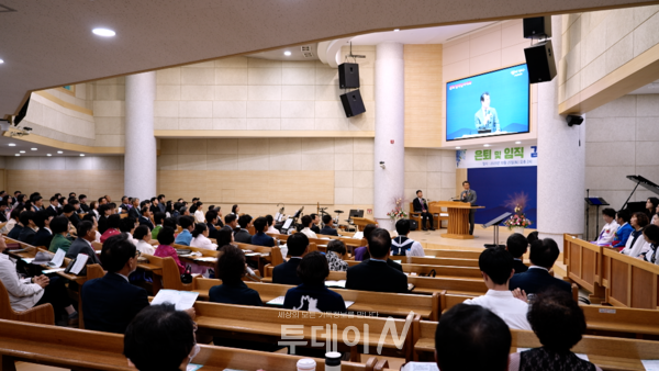 논공교회 은퇴·임직 감사예배가 진행되고 있다.