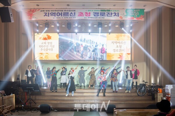 시니어모델 패션쇼가 삶의 아름다움과 활력을 표현하며 어르신들에게 특별한 즐거움을 선사하는 모습.