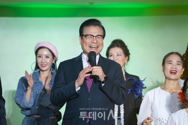 유병근 담임목사가 창립 100주년의 감사와 지역 어르신들에 대한 존경을 담아 따뜻한 환영의 인사를 전하는 모습.