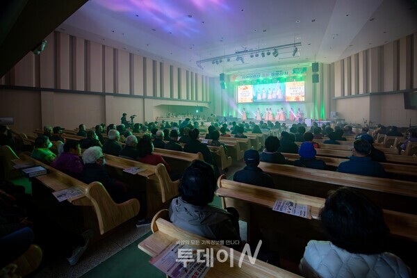 지역 어르신들이 본당을 가득 채운 가운데 전주완산교회 워십찬양단이 은혜로운 찬양으로 경로잔치의 마음을 열어가는 장면.