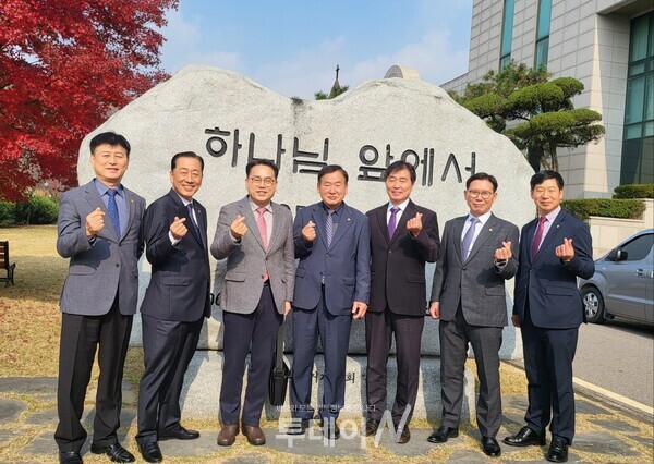 경남남마산노회 참석 장로 일동이 코람데오 상징물 앞에서 기념 촬영하고 있다.