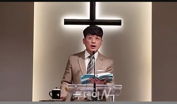 경남성시화운동본부 공동본부장 진병진 목사 기도회 인도 하고 있다.