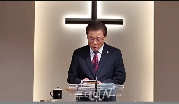 창원특례시기독교총연합회 실무장로부회장 박두양 장로 기도하고 있다.