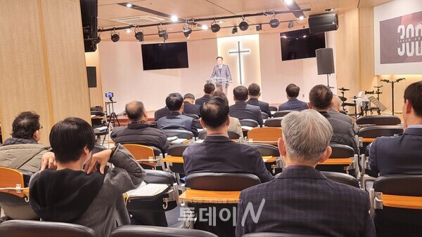 창원특례시기독교총연합회 대표회장 남일우 목사 설교 하고 있다.