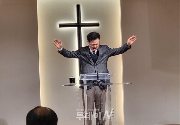 창원특례시기독교총연합회 대표회장 남일우 목사 축도하고 있다.